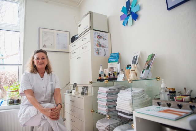 Cathy in haar behandelkamer